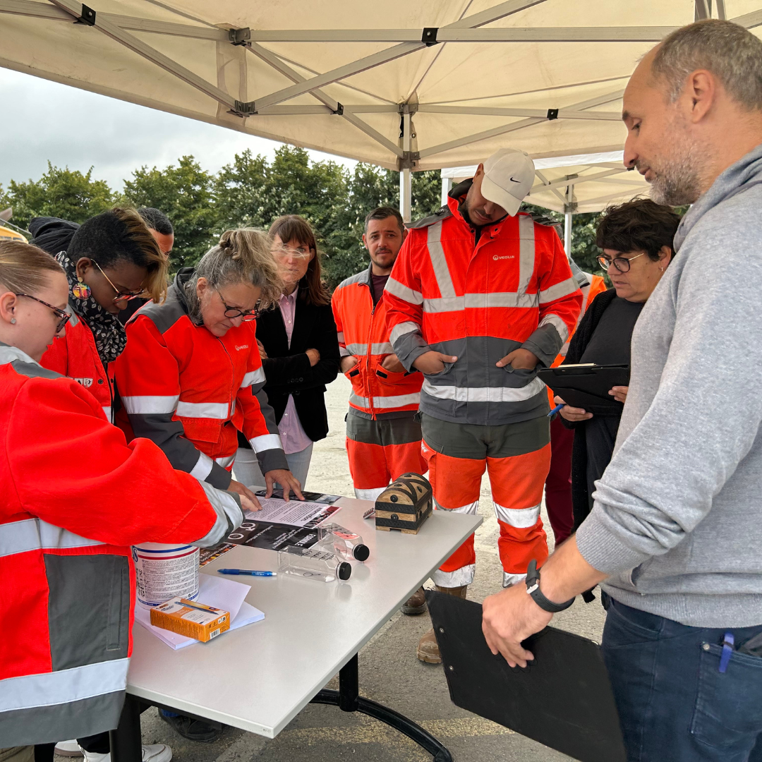 Débriefing EOS - équipe en action avec une atelier.png