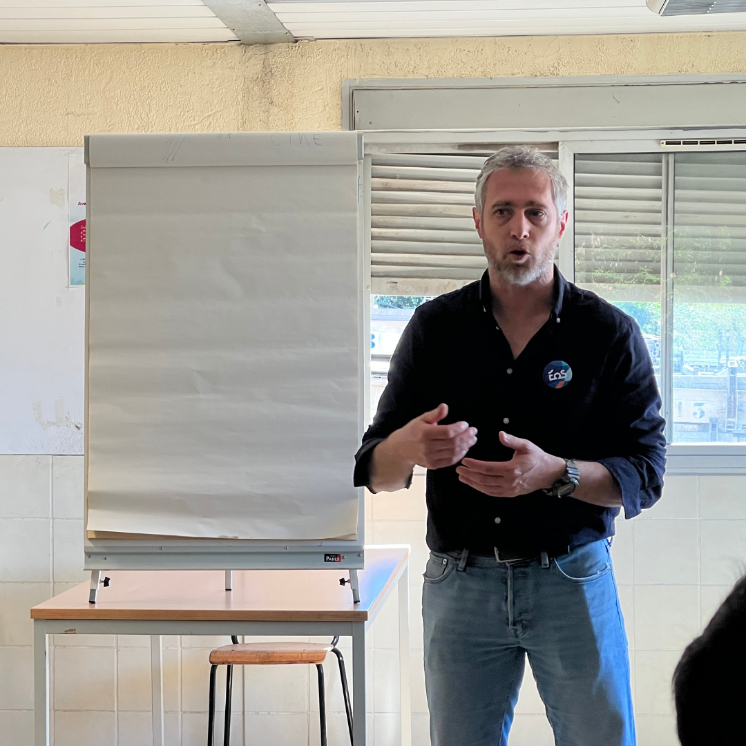 Sébastien anime le débriefing EOS